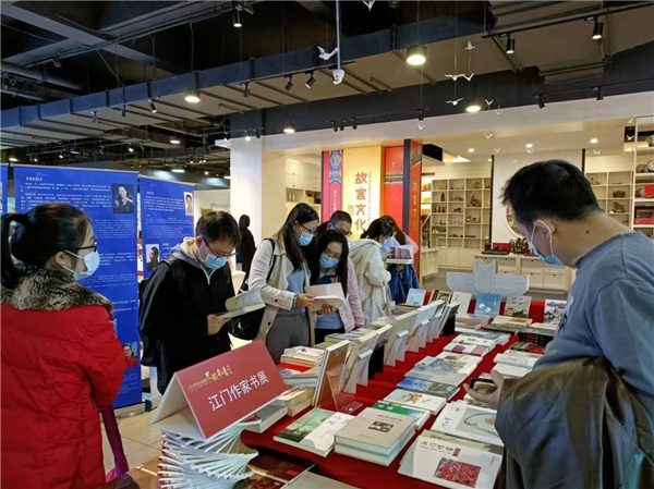江门作家书展“书香”浓 侨乡故事飞入寻常百姓家