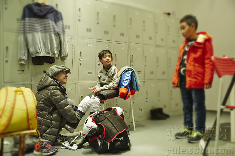 董洁现身冰球场为儿子加油 场面温馨羡煞旁人