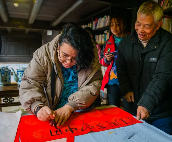Foreign Teachers in Chongqing Universities Praise Local Culture of Qijiang_fororder_圖片 1