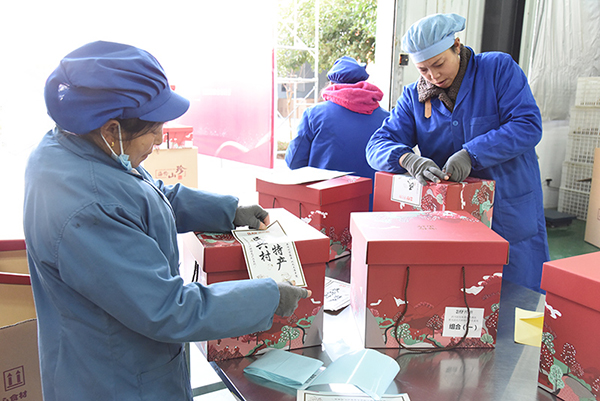 农产品打包现场国际在线四川消息:12月24日,四川省港投集团定点帮扶