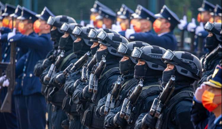澳门举行升旗和检阅仪式庆祝中国人民警察节