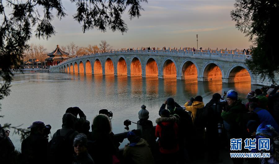 北京頤和園十七孔橋現“金光穿洞”美景