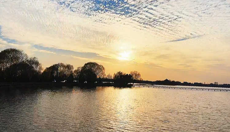 碧波荡漾层林染