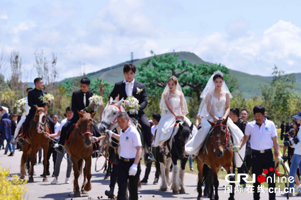 【供稿待審】首屆“馬背上的集體婚禮”在中國馬鎮旅遊度假區浪漫舉行（江山實時報道）