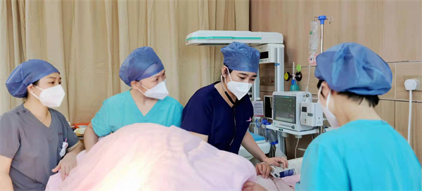 【战“疫”第一线】 西安国际医学中心实施生死救援 让“新生命”在疫情中安全降生_fororder_微信图片_20211228153353