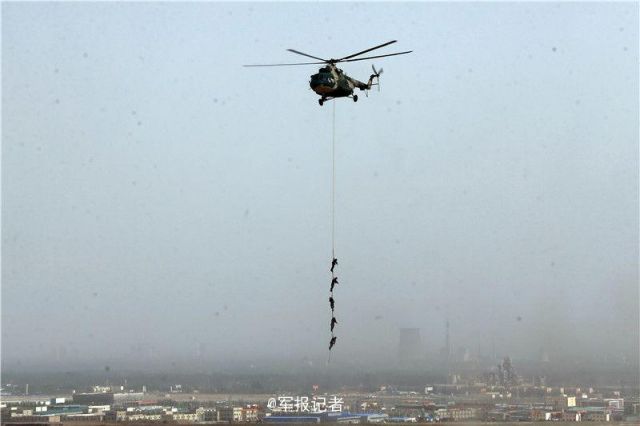 一长串！新疆军区特战旅高空练滑降悬吊(组图)