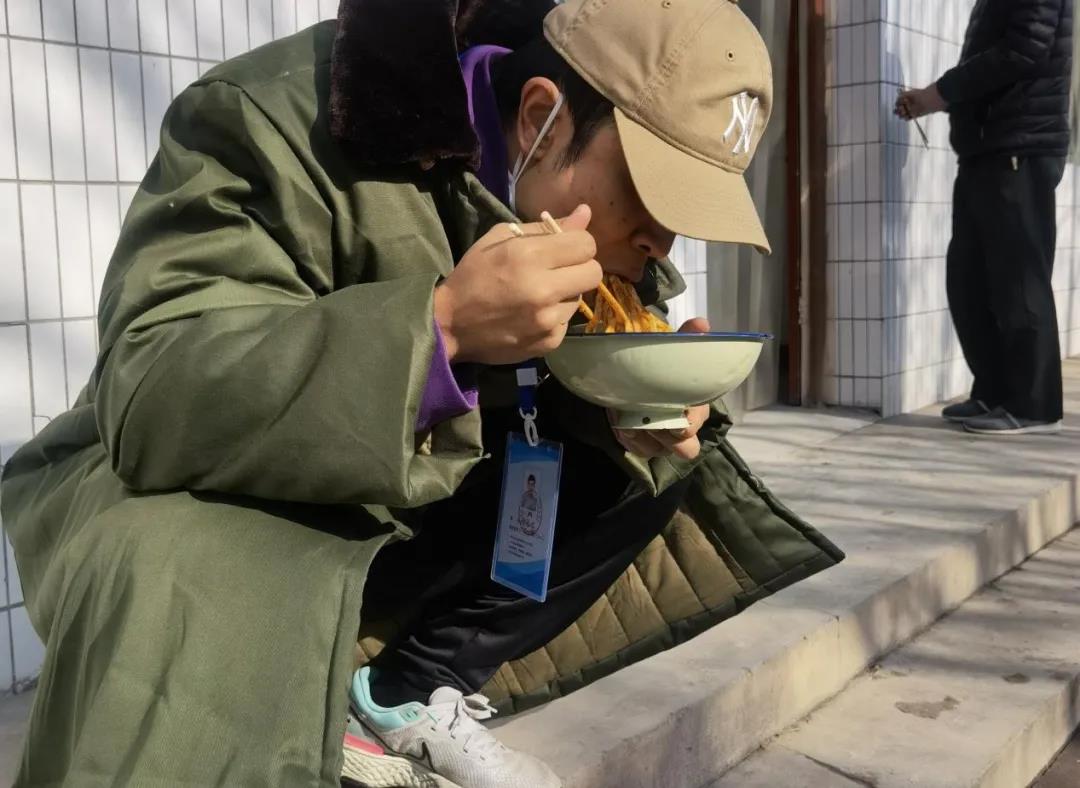 西咸新区秦汉新城：腊八粥送到防疫一线 这个节日有点暖_fororder_微信图片_20220111154156