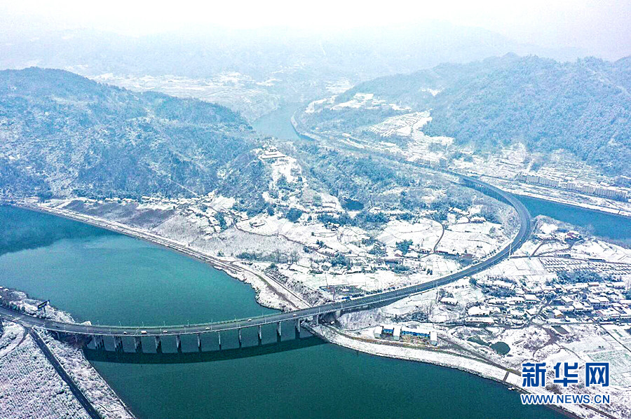 湖北多地迎降雪 雪潤大地美如畫