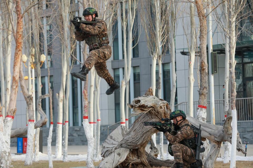 油城戈壁锤炼精兵武警特战队员冬季实战化训练真难严实