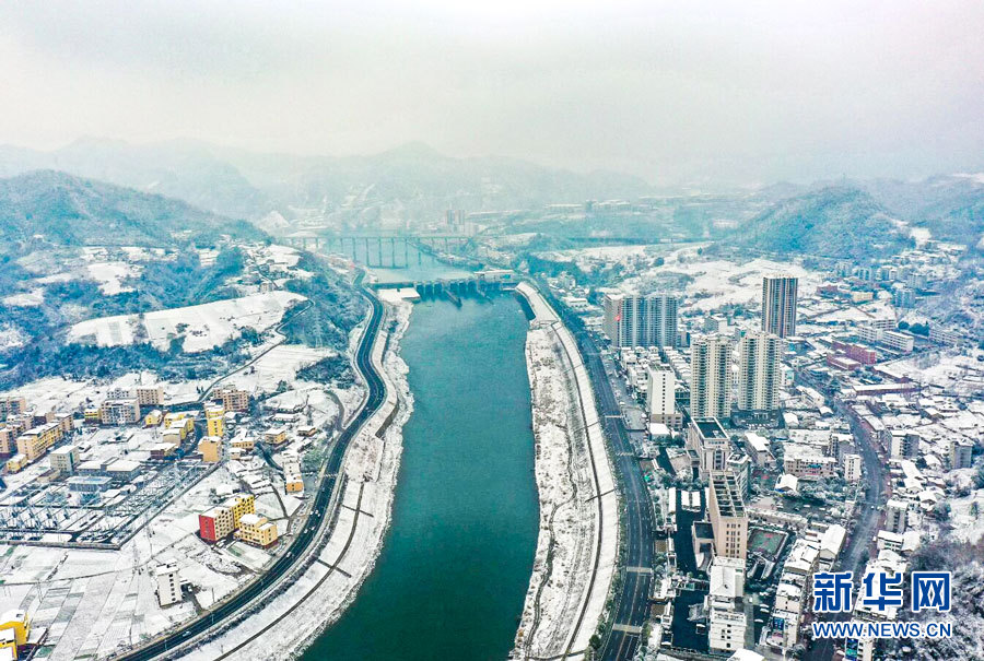 湖北多地迎降雪 雪潤大地美如畫