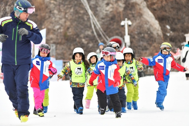 相约冰雪为梦“沪”航 沪上阿姨助力乡村儿童一起向未来