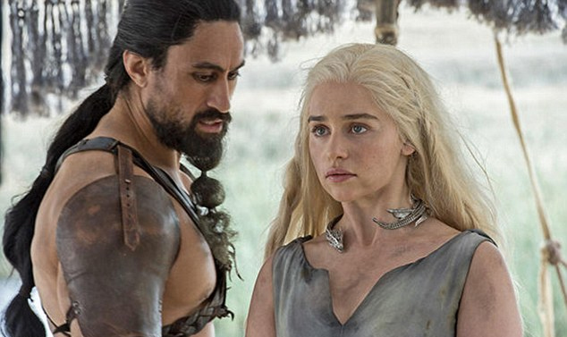 丹妮一直没说话,直到他们把她带到他们的首领卡奥摩洛面前.