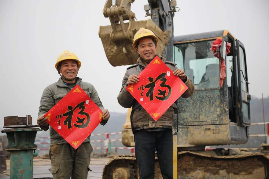 Tonglu, Hangzhou, Zhejiang: Volunteers from Photographer Association Present "Fu" to Construction Workers and Capture It in Photos_fororder_图片 1