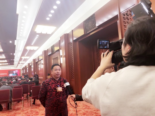 蒋佳明在北京人民大会堂参加管理者年会接受央视采访