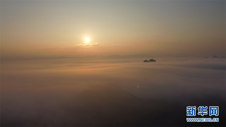 看冬日云瀑翻腾 “仙城”如仙境