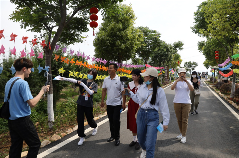 急【B 有修改】荊門市網絡媒體“荊採行”走進京山探訪特色産業助力脫貧