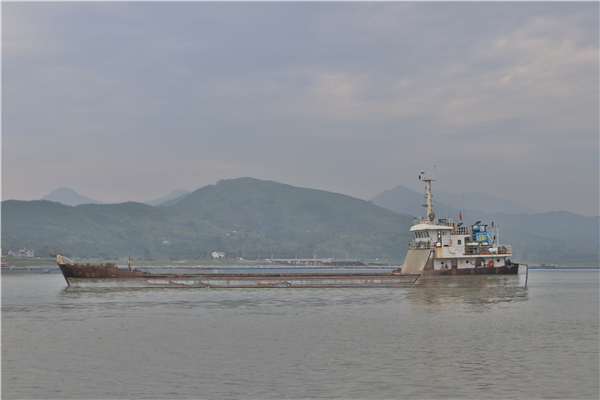福建寧德海警一舉查獲4艘涉嫌非法傾倒廢棄物船舶