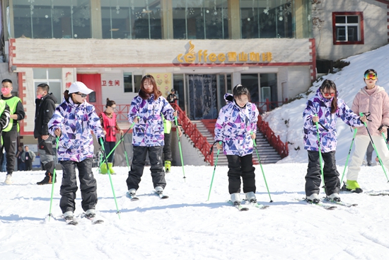 （供稿）六盤水市水城區：玉舍雪山滑雪場于12月28日正式開放_fororder_滑雪3