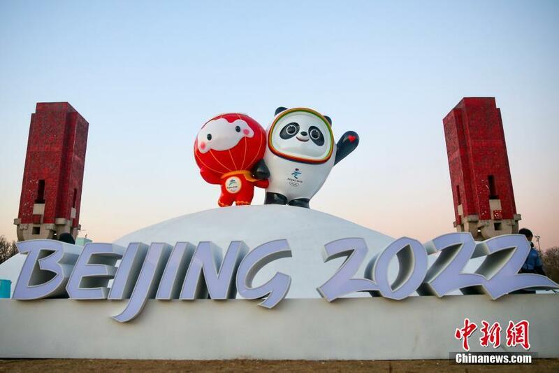 Bing Dwen Dwen da Shuey Rhon Rhon da aka ajiye a gefen titin Beichen na Beijing_fororder_0112-1