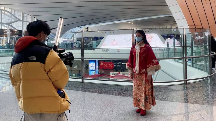 行走在大国“脊梁” 《魅力北京》塞尔维亚拍摄组感受北京无以伦比的“魅力”_fororder_0c31328c6802adf3ffc0c41cf0625b2