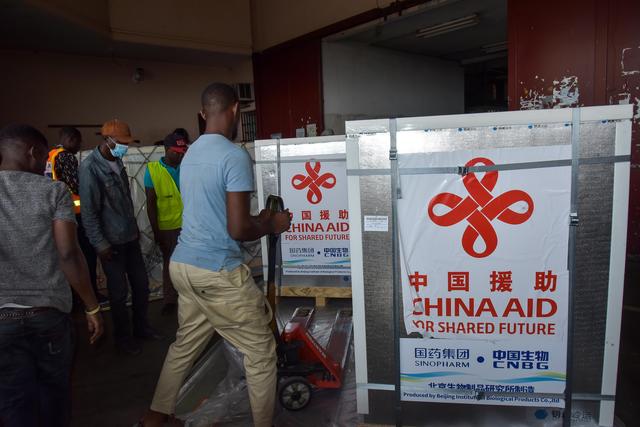 中国援助非洲装甲列车图片