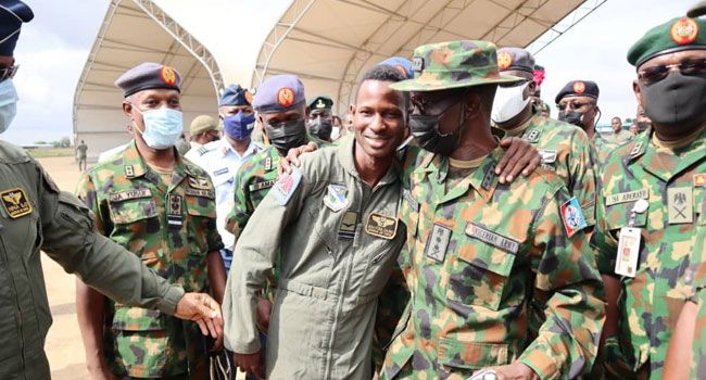 Najeriya na ban kwana da shekarar 2021 mai cike da kalubale tare da fatan farfadowa a badi_fororder_211230-Nigeria bids farewell to challenging 2021 as optimism grows for new year-Saminu