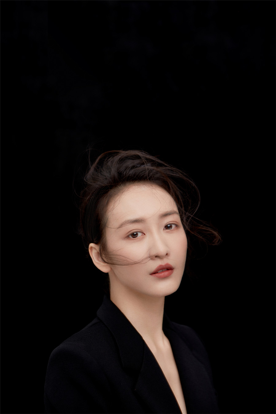 散发着淡然纯粹的气质,棱角分明的脸部线条,别样凸显英气之美,流露