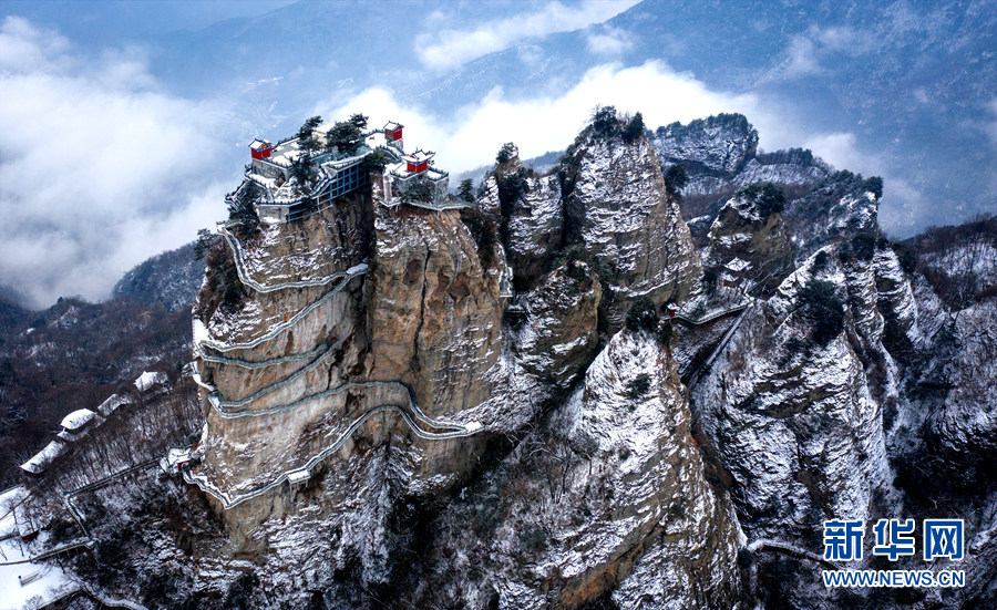 【“飞阅”中国】雪后武当大明峰 红墙裹银装