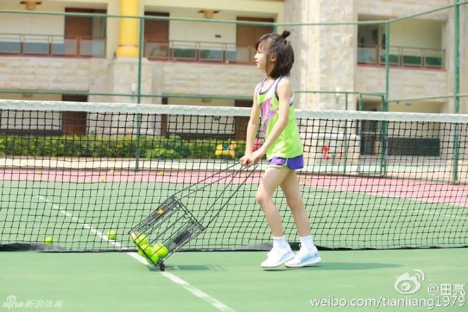 田亮与爱女上演网球PK