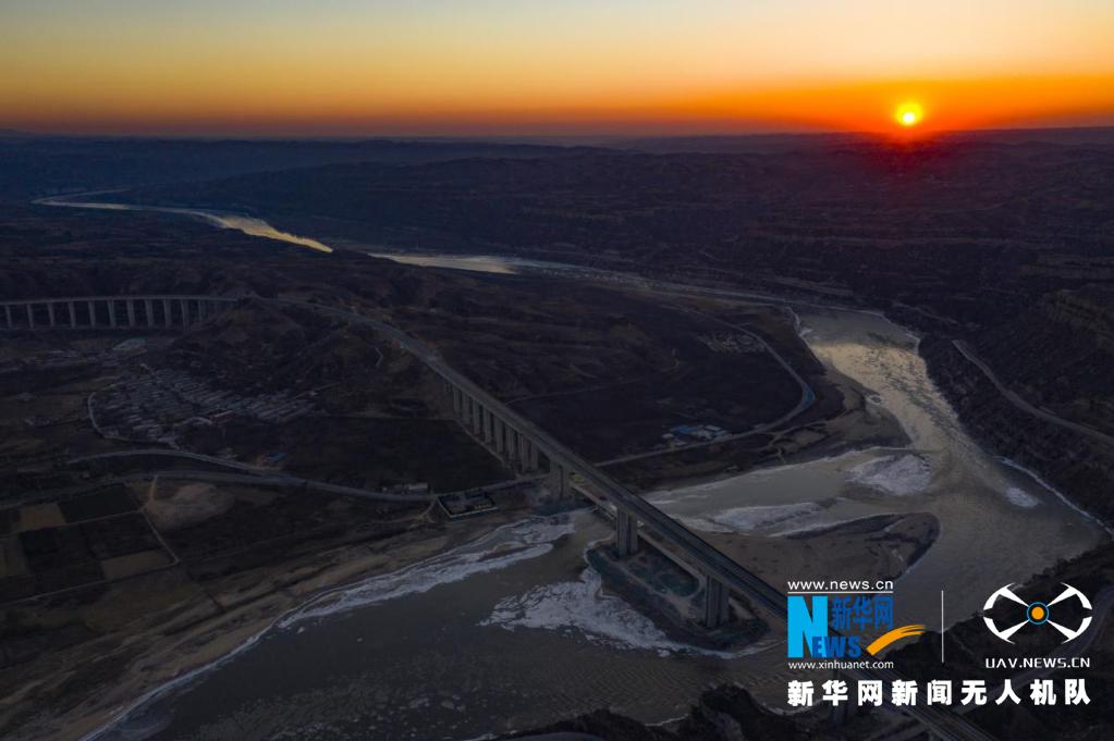 飞阅中国航拍静兴高速公路似巨龙穿越吕梁山