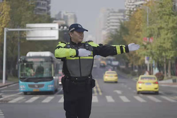 【原创】重庆市九龙坡区公安分局“最美民警”张卓：守好路口 就是守好百姓的平安_fororder_图片8