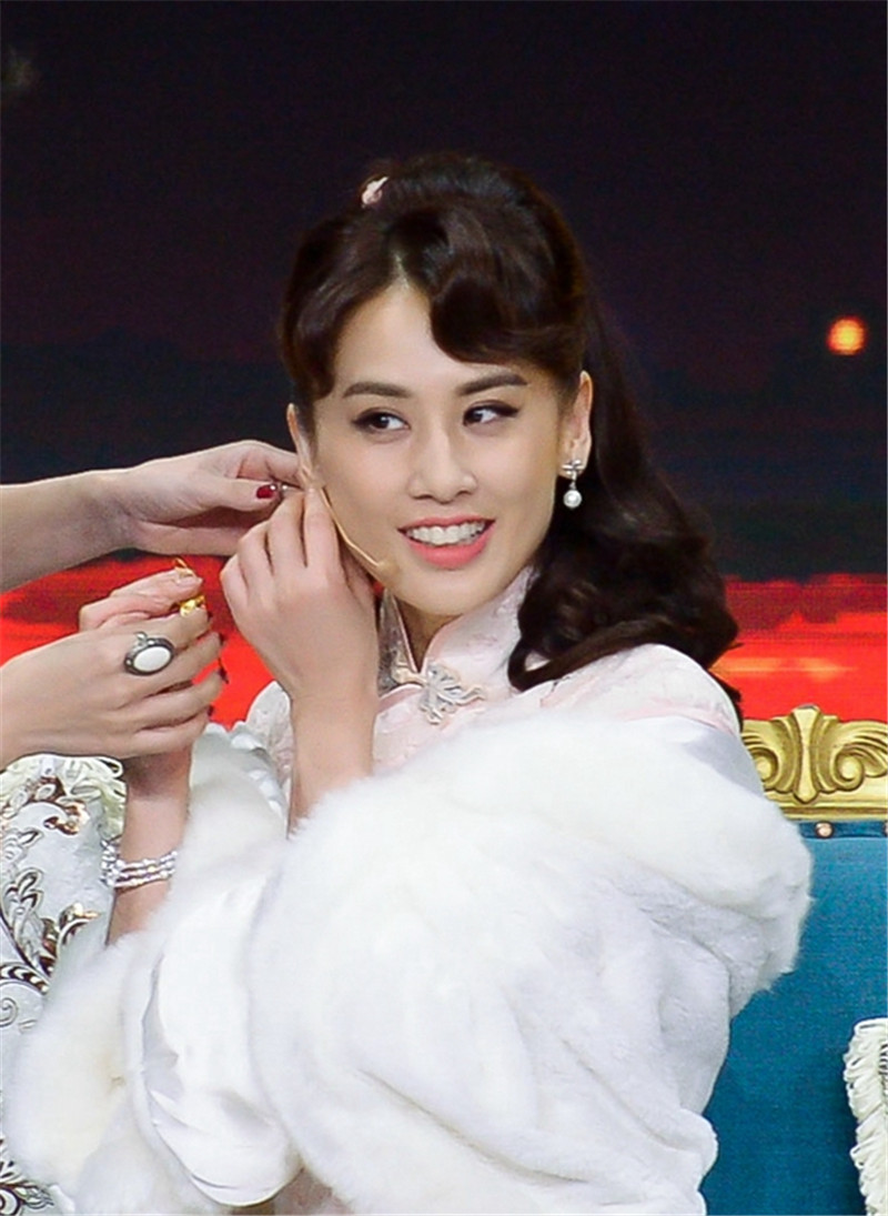 黄圣依穿旗袍动情演唱唯美动人 产后少女感满满