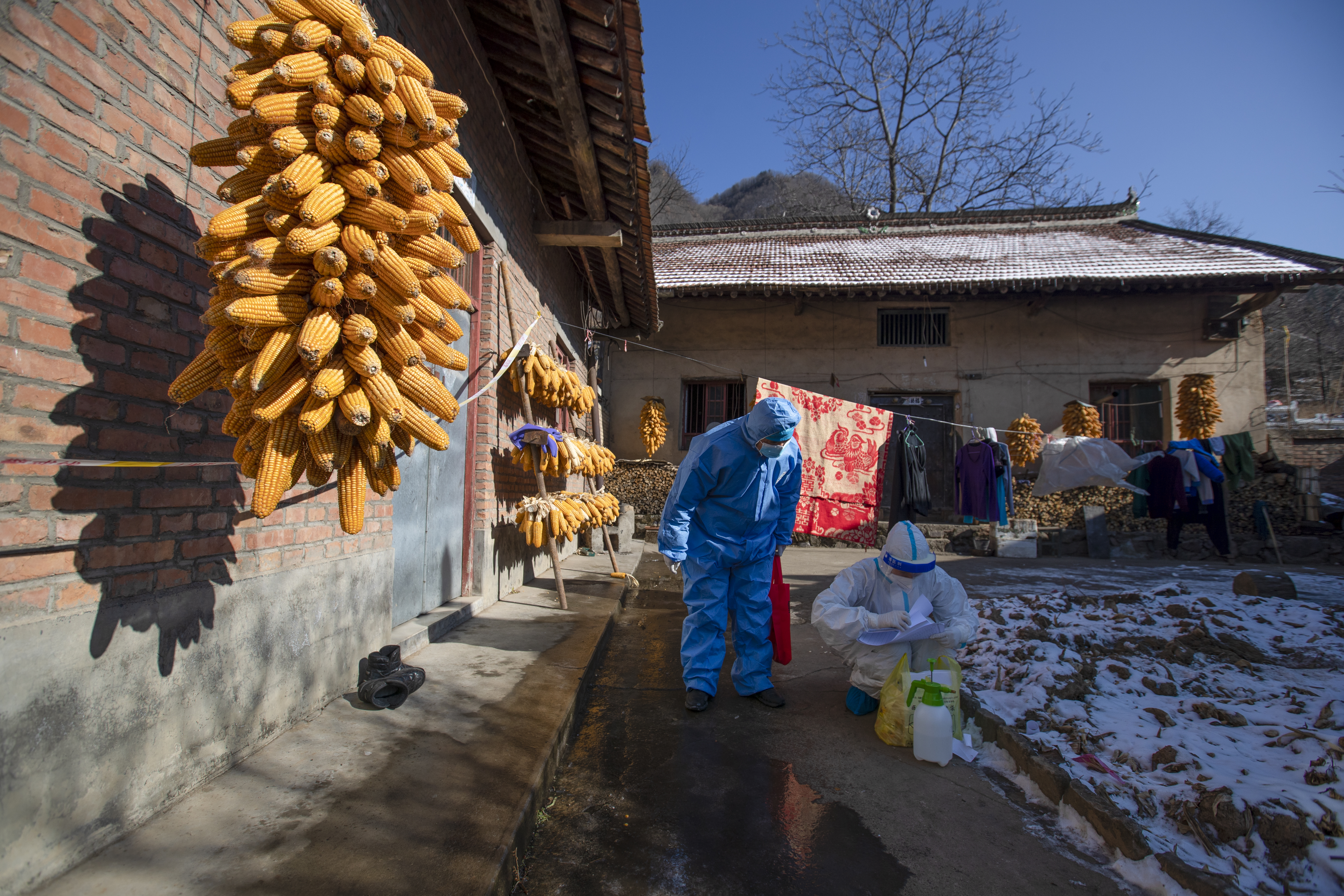 陜西華州：踏冰雪 翻山溝 疫情防控不落一人_fororder_A47I0733