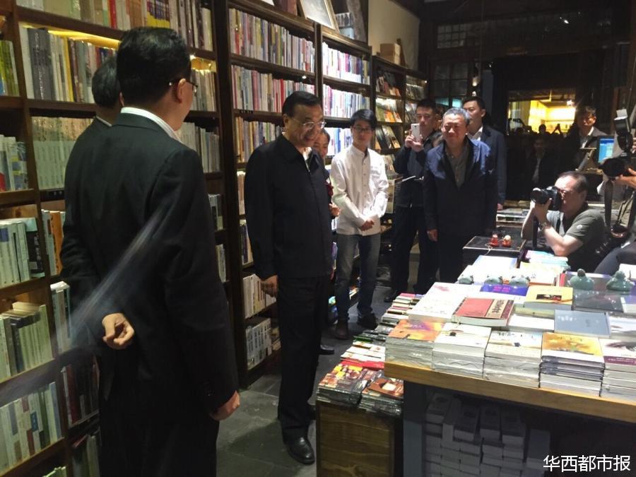 李克強(qiáng)夜逛成都書店掏錢買書 稱支持實(shí)體書店