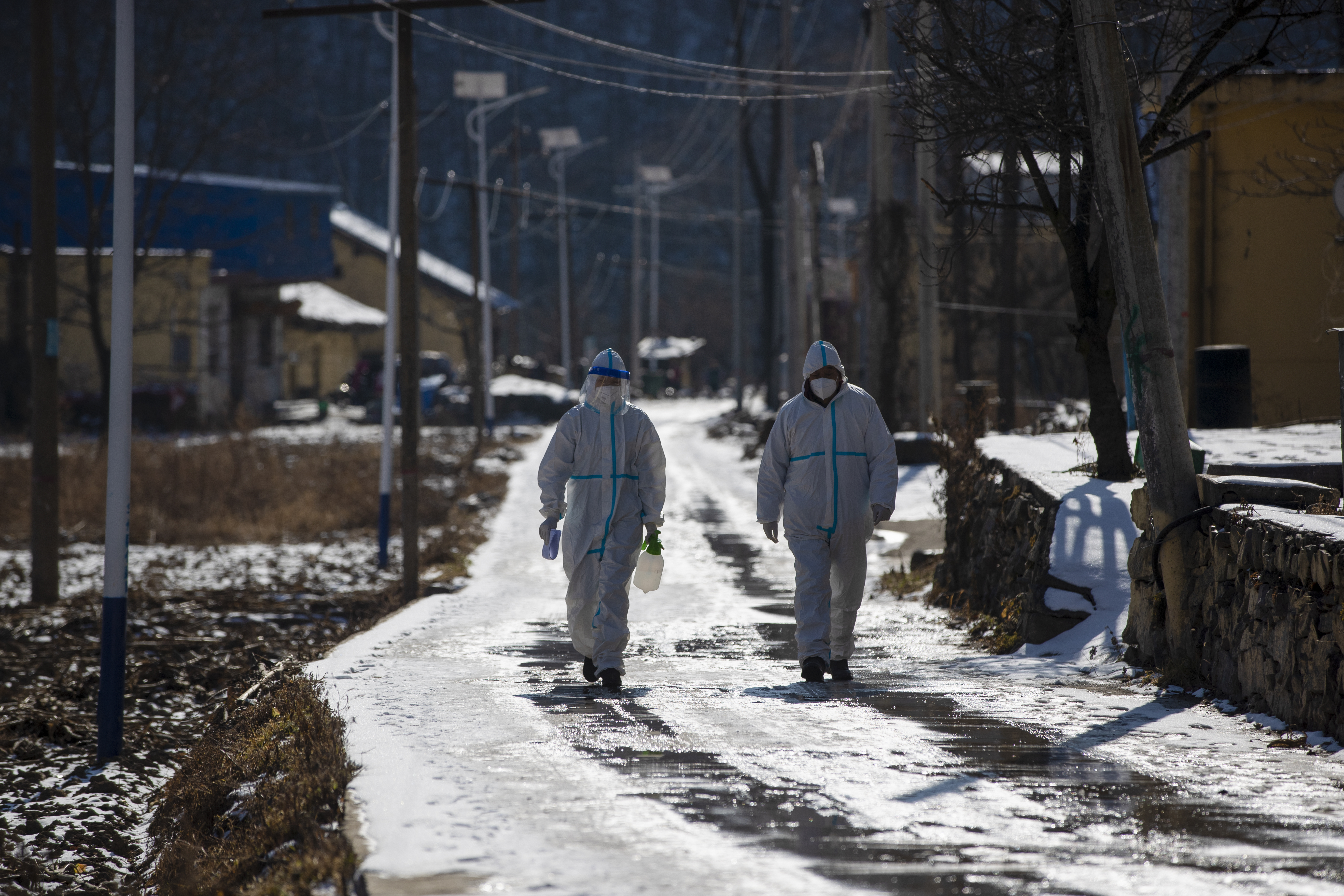 陕西华州：踏冰雪 翻山沟 疫情防控不落一人_fororder_A47I0844