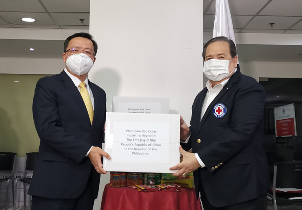 Embahadang Tsino, nagbigay ng mga "Friendship Bag" sa Philippine Red Cross