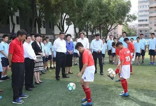 Xi Jinping, wanda ke matukar sha’awar wasannin motsa jiki_fororder_Yadda shugaba Xi Jinping ya sadu da yaran da ke samun horo kan wasan kwallon kafa a yayin da ya ziyarci tsohuwar makarantarsa a shekarar 2016