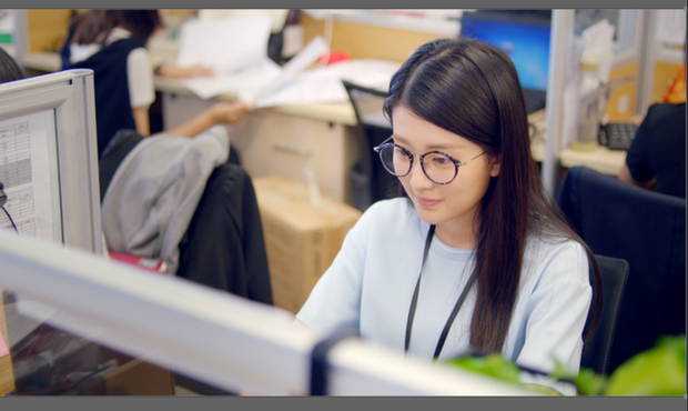 乔欣《欢乐颂》曝剧照 软萌少女成长记