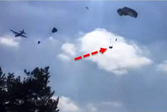 美軍演3輛悍馬空投被摔成廢鐵 士兵哄堂大笑(圖) 美軍演3輛悍馬空投被摔成廢鐵 士兵哄堂大笑(圖)