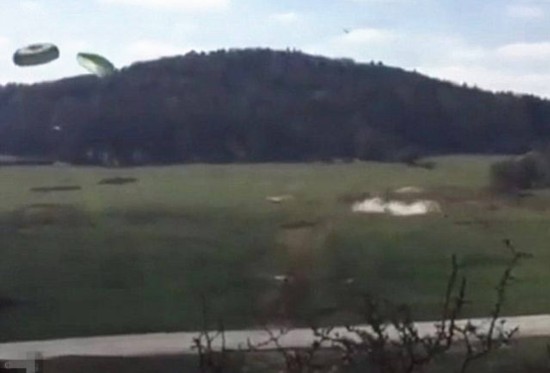 美軍演3輛悍馬空投被摔成廢鐵 士兵哄堂大笑(圖) 美軍演3輛悍馬空投被摔成廢鐵 士兵哄堂大笑(圖)