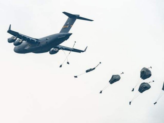 美軍演3輛悍馬空投被摔成廢鐵 士兵哄堂大笑(圖) 美軍演3輛悍馬空投被摔成廢鐵 士兵哄堂大笑(圖)