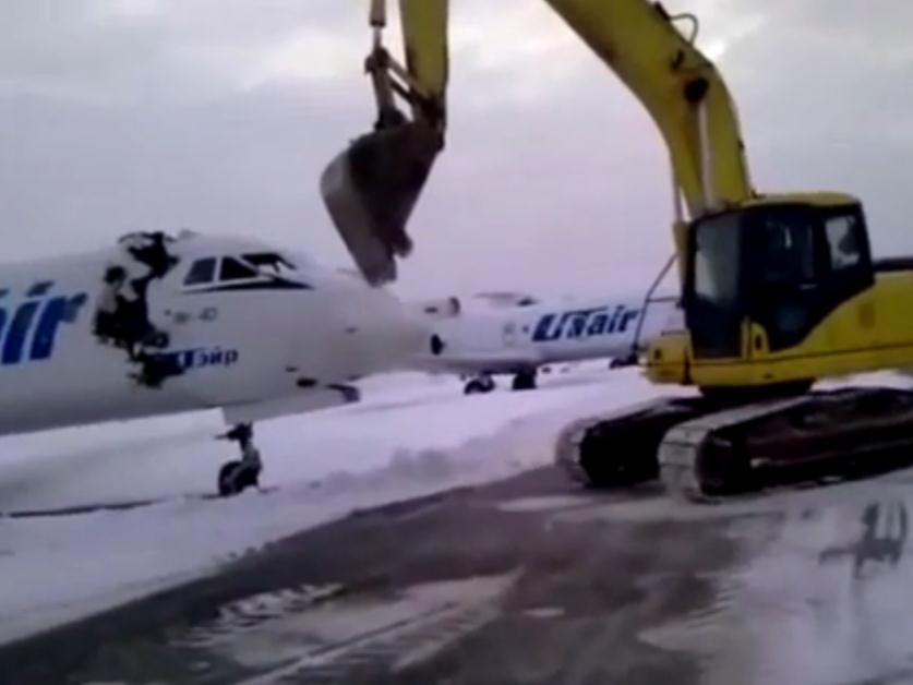 俄机场员工被炒 开挖掘机砸毁客机