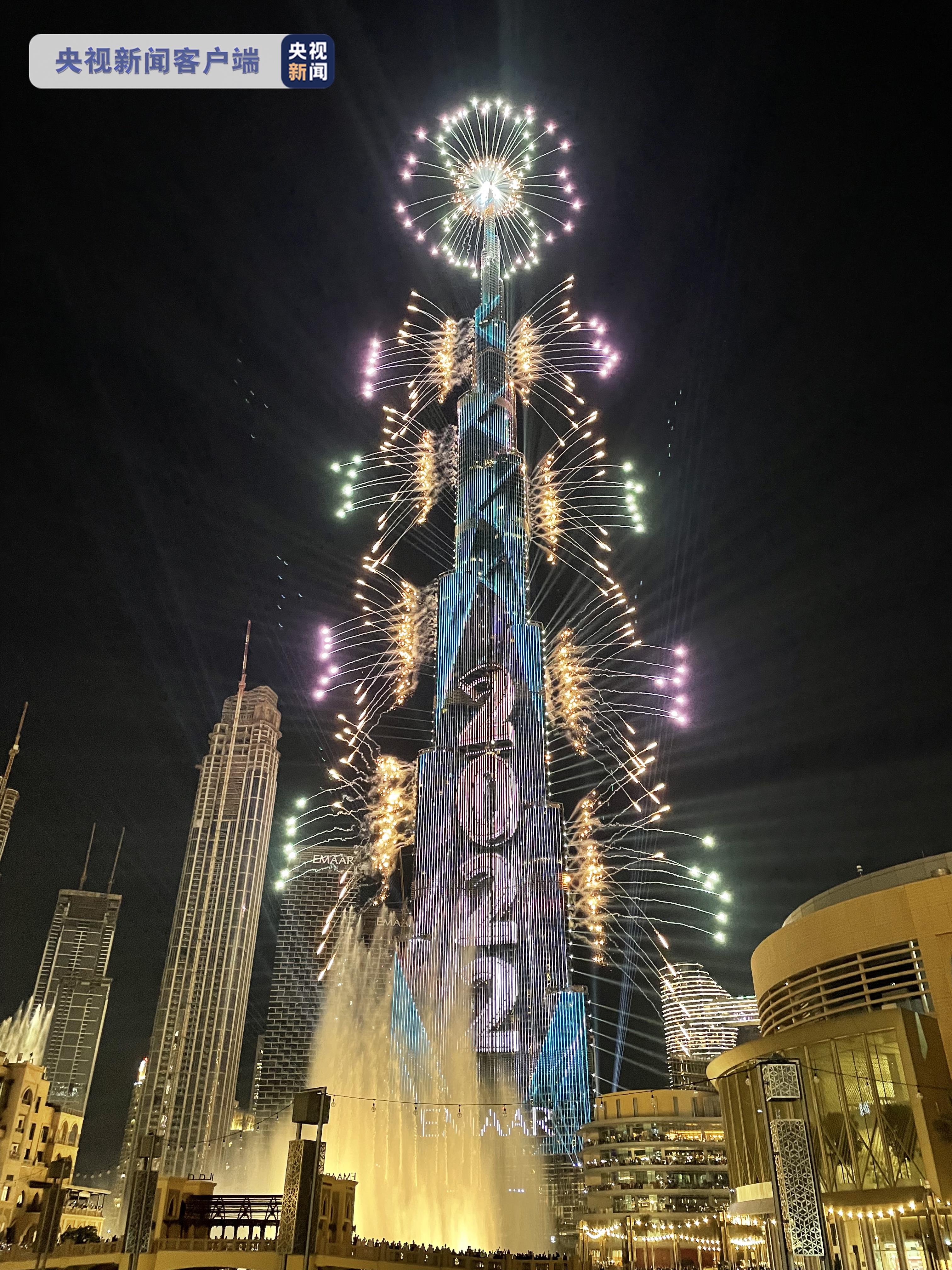世界最高建筑哈利法塔上演奇迹之夜跨年烟花灯光秀