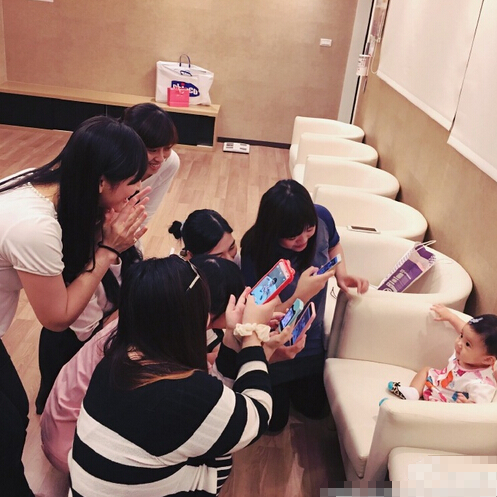 贾静雯女儿人气爆棚 众人拿着手机争相拍照