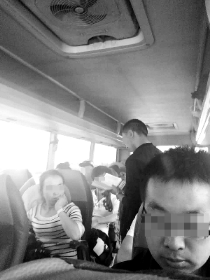 记者暗访北京非法一日游:大汉逼游客加钱看杂技