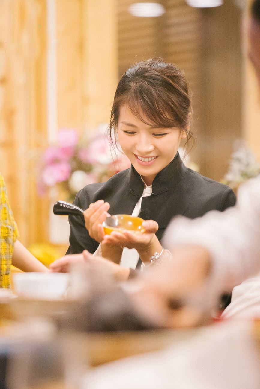 图片默认标题_fororder_刘涛王珂追忆新婚往事 湖边牵手自拍甜蜜度过十周年（1）