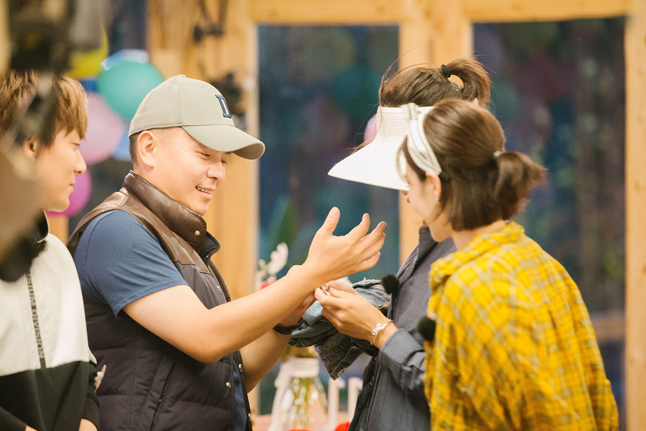 图片默认标题_fororder_刘涛王珂追忆新婚往事 湖边牵手自拍甜蜜度过十周年（2）