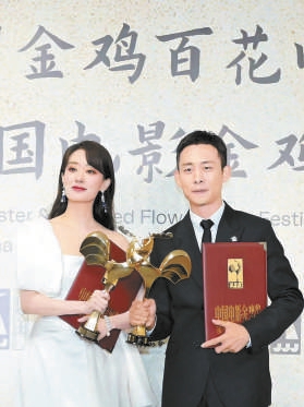 제34회 중국영화금계상 폐막, 장예모 올해로 10차례 최우수 감독상 수상_fororder_rBABC2HOVf-AYNvbAAAAAAAAAAA237.279x373