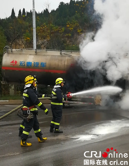 （ 市州/大交通）32吨柴油罐车兰海高速贵遵段乌江服务区入口起火   副:被及时扑灭未造成更大损失