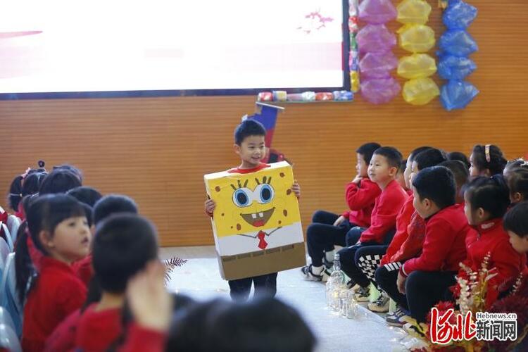 石家莊市裕華區第六幼兒園舉行“迎新年 穿新衣”環保時裝秀